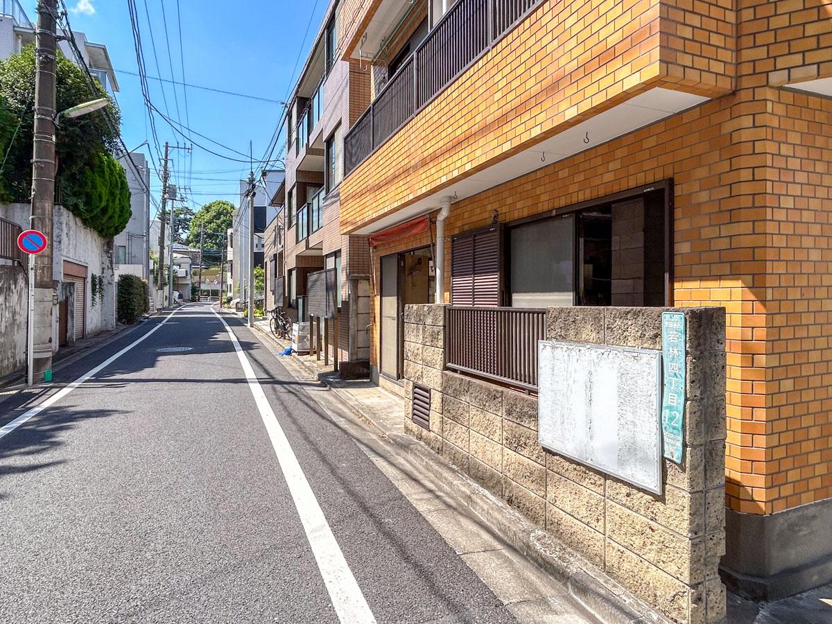 世田谷区若林の賃貸物件/西側に進むと、松陰神社前の商店街