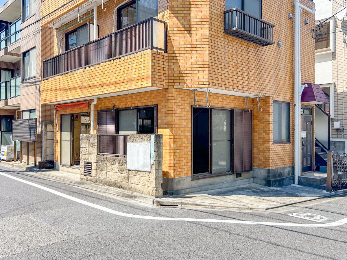 世田谷区若林の賃貸物件/住宅街の角地に立つ、低層マンションの1階