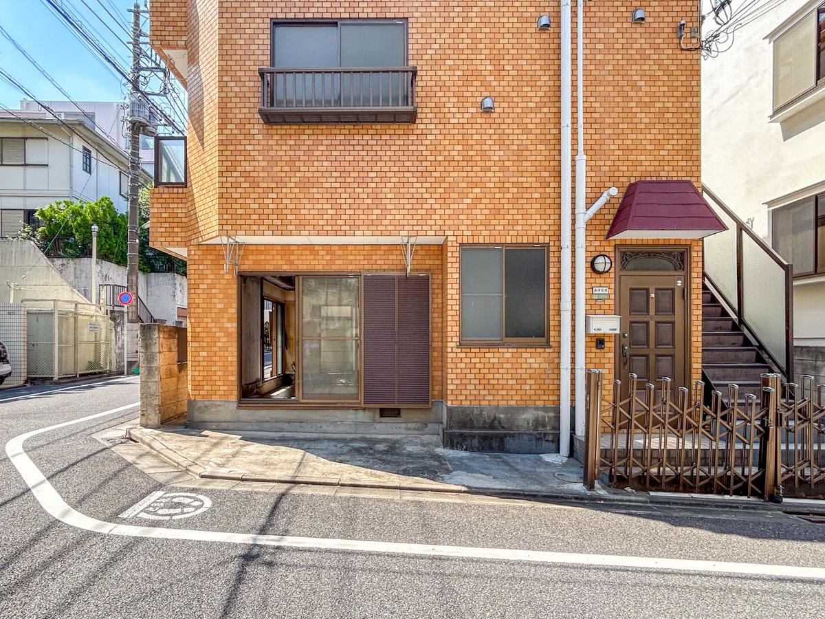 世田谷区若林の賃貸物件/東側からみる。以前は住居として使われていました