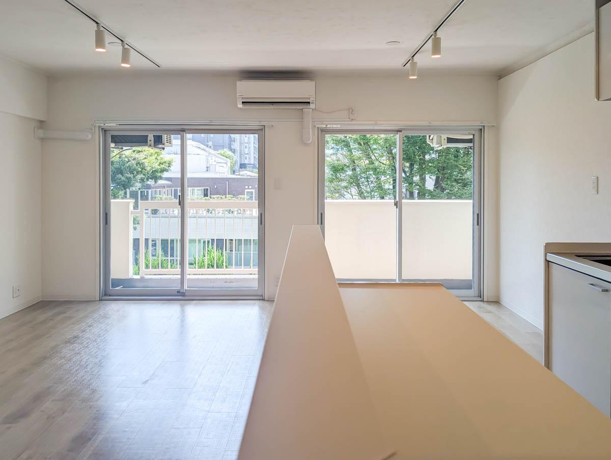 港区南青山の賃貸物件/窓を真正面から眺めるとこんな感じ。庭の緑が美しい
