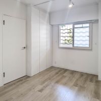 港区南青山の賃貸物件/洋室の別アングル。共用廊下側に窓がついています。二重窓なので防音・断熱に一役買っています
