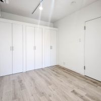 港区南青山の賃貸物件/5.5畳の洋室は3つのクローゼットがあり、収納はバッチリ。