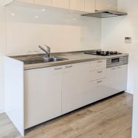 港区南青山の賃貸物件/キッチンには3口ガスコンロがあるので、本格的な料理ができそうです。