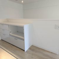 港区南青山の賃貸物件/キッチンの背面には、家電などを置ける大きめのカウンターがあります。オーブンや炊飯器など背の高いもの、消費電力が高いものでもOK。