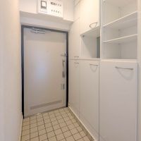 港区南青山の賃貸物件/玄関にもたくさんの靴用収納があります。お洒落さんにはうれしいところ。