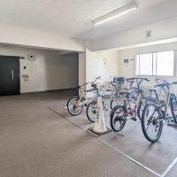 港区南青山の賃貸物件/駐輪場は居住階のエレベーター前にあります。