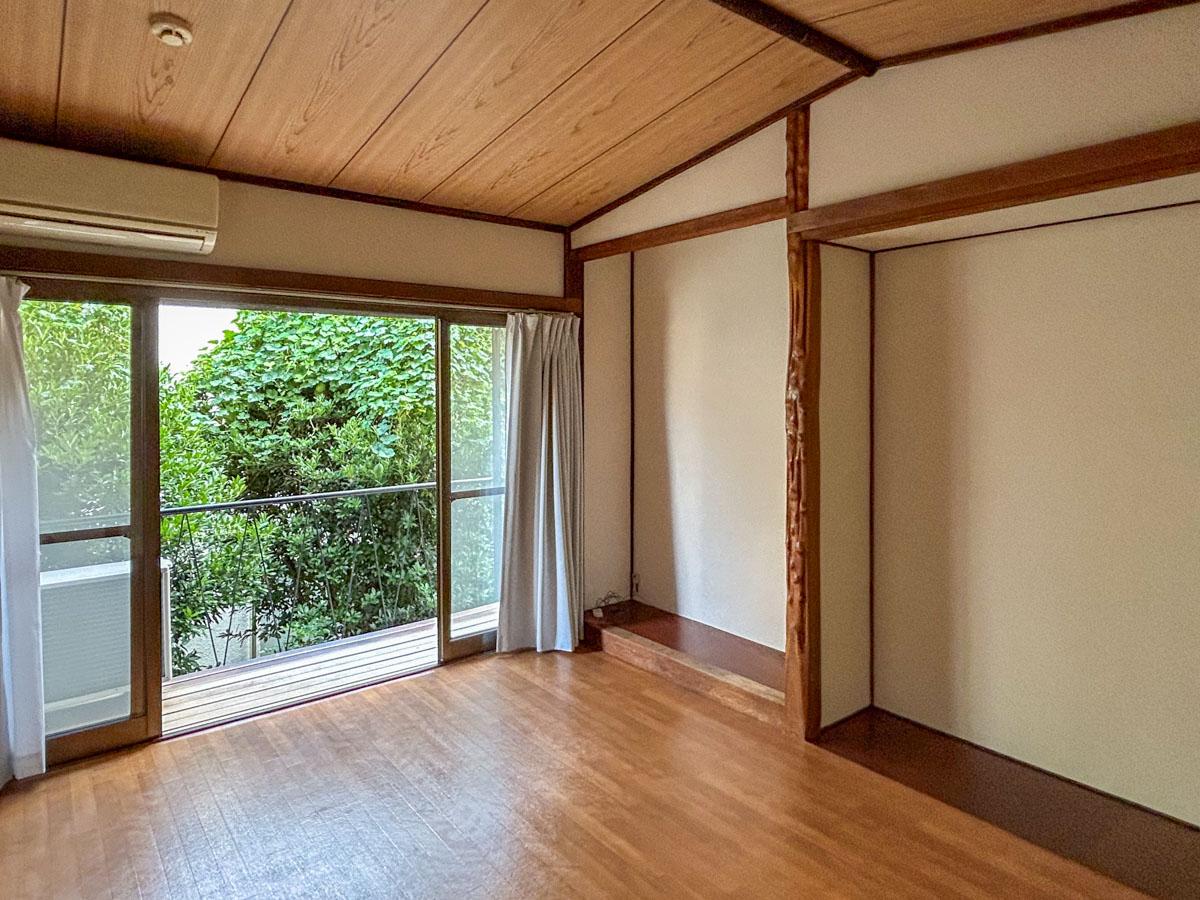 渋谷区西原の賃貸物件/2階の洋室。窓の先には緑がもっさり