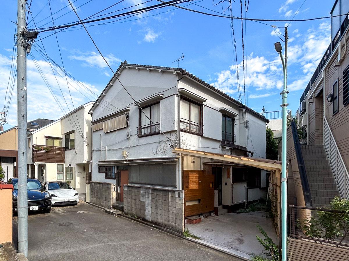 渋谷区西原の賃貸物件/外観。渋い雰囲気をまとう木造アパート