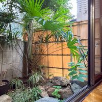 渋谷区西原の賃貸物件/1階：洋室。腰かけてのんびりしたくなる窓際