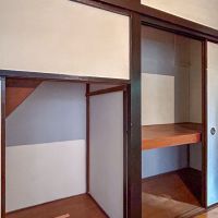 渋谷区西原の賃貸物件/1階：階段下収納と押し入れ