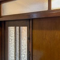 渋谷区西原の賃貸物件/1階：昔懐かしい型板ガラスや、渋い色味に変わった木部がいい感じ