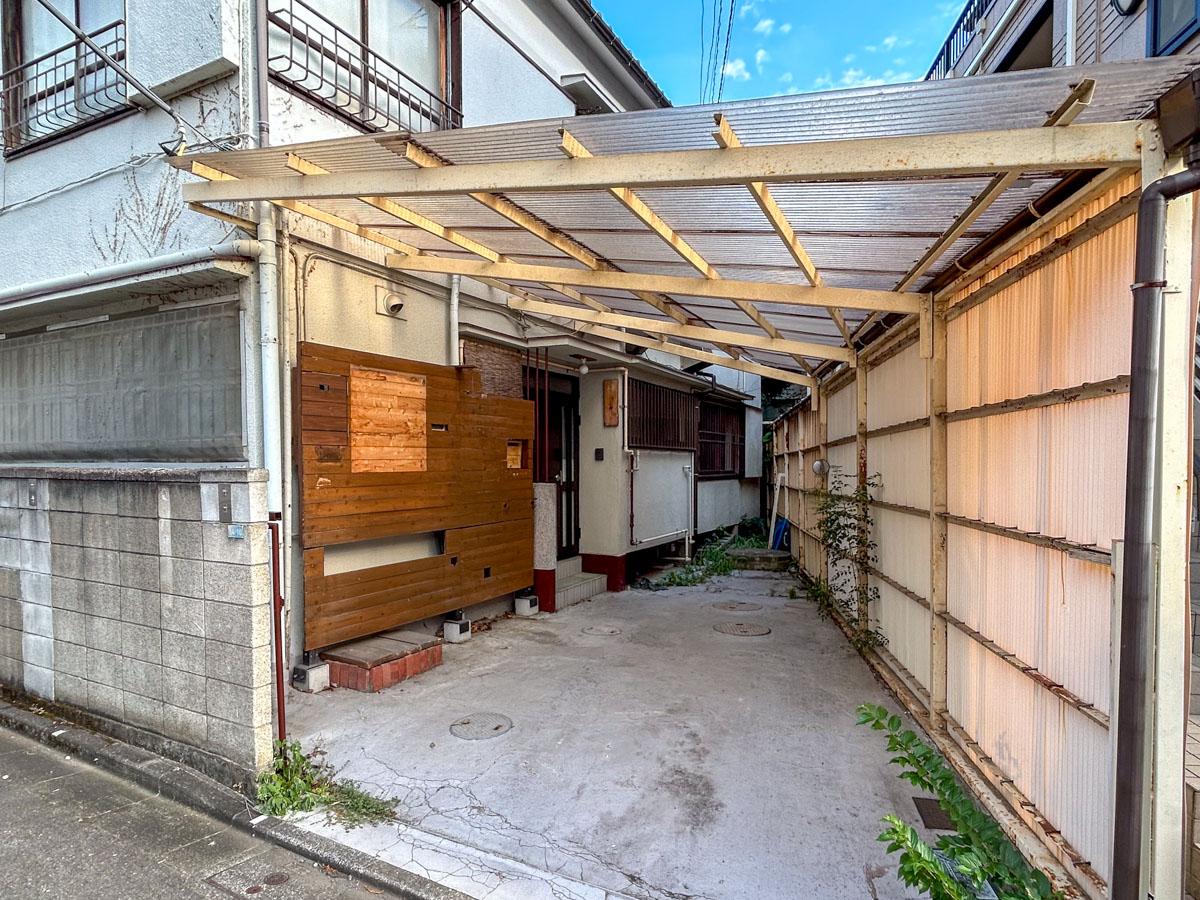 渋谷区西原の賃貸物件/駐車スペース。高さは一番低いところで2.2mほど