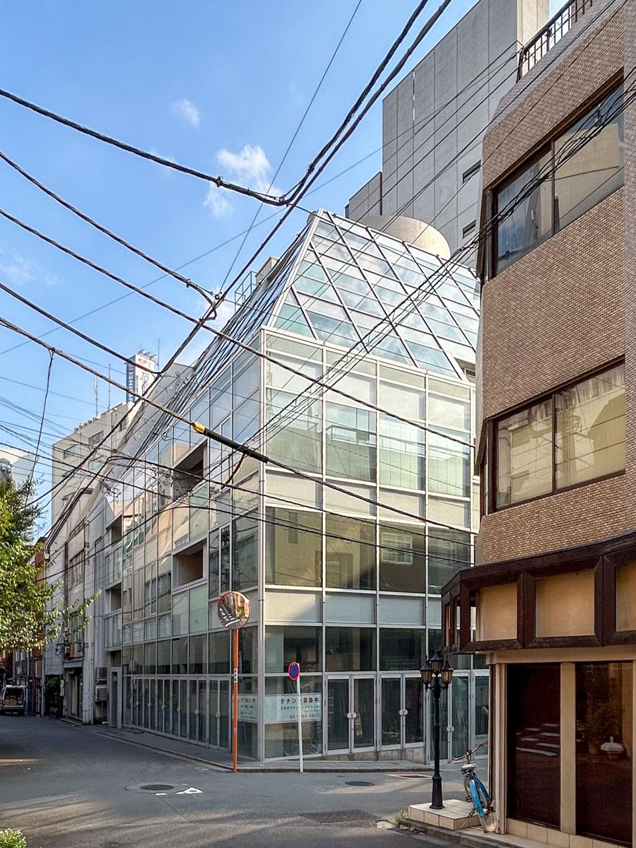 千代田区神田小川町の賃貸物件/古い建物が多く残る街で異彩を放つ、ガラスに覆われた建物