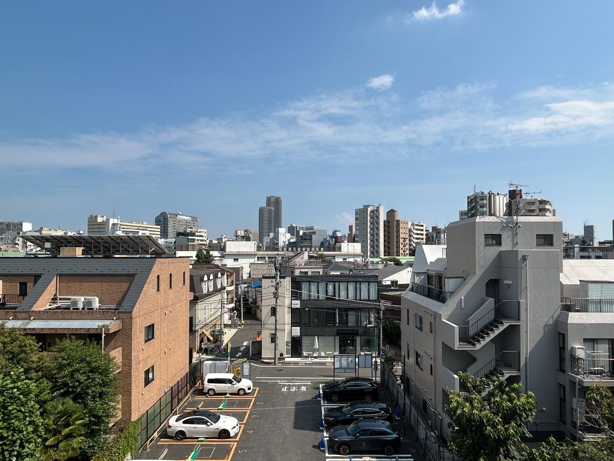 渋谷区恵比寿西の賃貸物件/眺望。下が駐車場で圧迫感のない景色
