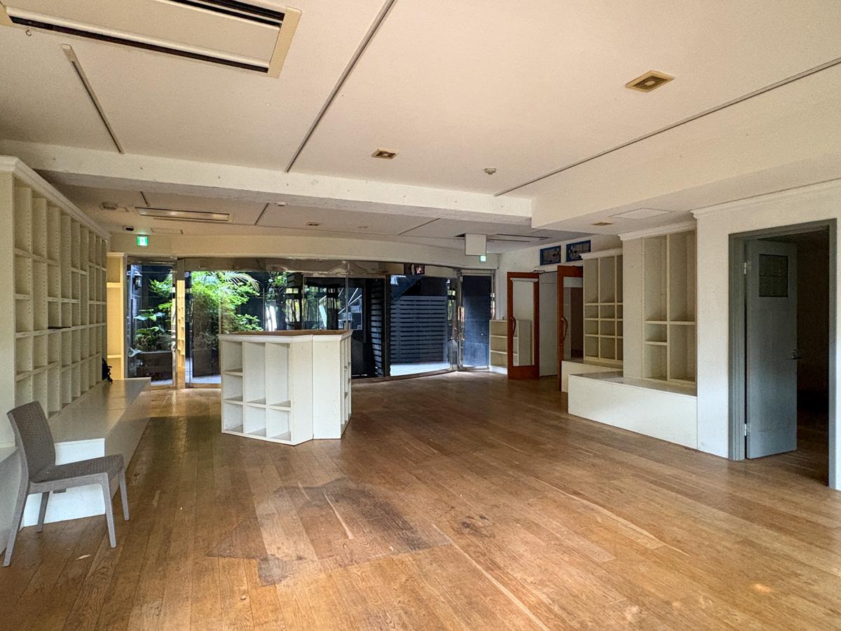 千代田区神田駿河台の賃貸物件/テラス側から入り口方向への視点　天井の高さは現状で2.7mで、 点検口から床〜建物躯体高さを計ると3.3mありました　天井が抜ければかなり大きい空間になる