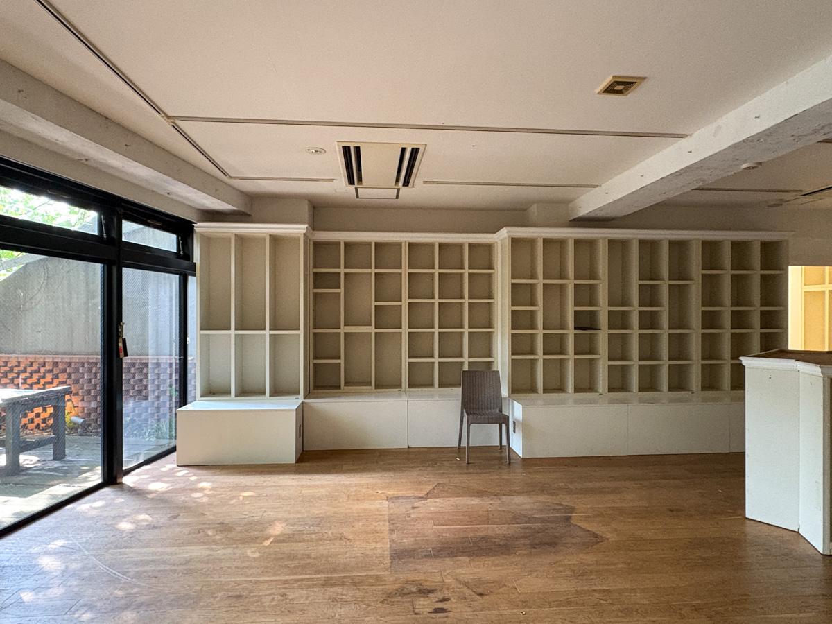千代田区神田駿河台の賃貸物件/前テナントのブックカフェの造作が残っていますが、天井とエアコン、トイレ以外は壊してスケルトン状態での貸出になる見込み。8月中にストップをかければ残せるかも。ご相談ください