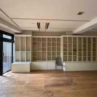 千代田区神田駿河台の賃貸物件/前テナントのブックカフェの造作が残っていますが、天井とエアコン、トイレ以外は壊してスケルトン状態での貸出になる見込み。8月中にストップをかければ残せるかも。ご相談ください