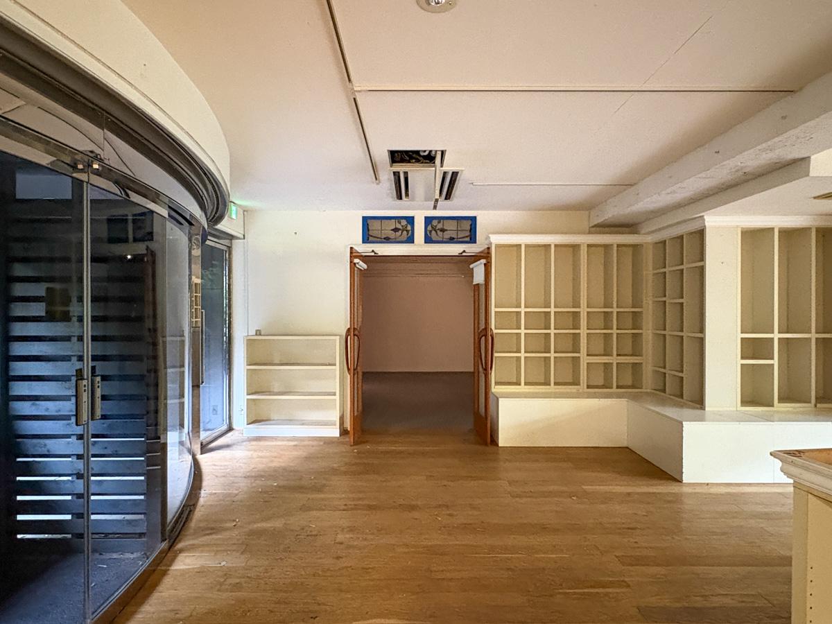 千代田区神田駿河台の賃貸物件/写真左手が入り口　写真正面が仕切られた部屋その1です