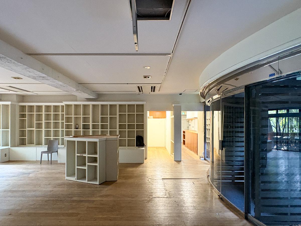 千代田区神田駿河台の賃貸物件/部屋その1を出た視点　現状は写真右奥にキッチンスペースがある