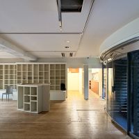 千代田区神田駿河台の賃貸物件/部屋その1を出た視点　現状は写真右奥にキッチンスペースがある