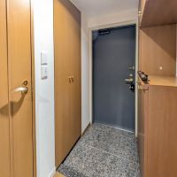文京区本駒込の賃貸物件/玄関の両脇にも、たくさんの収納があります。玄関と廊下はちょっと暗めです、ご留意ください。