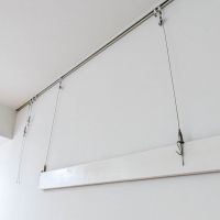文京区本駒込の賃貸物件/キッチン側のリビングには、額縁などを壁にかけておけるワイヤーがあります。