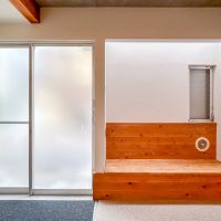 世田谷区世田谷の賃貸物件/引き戸タイプの玄関と無垢材のベンチ