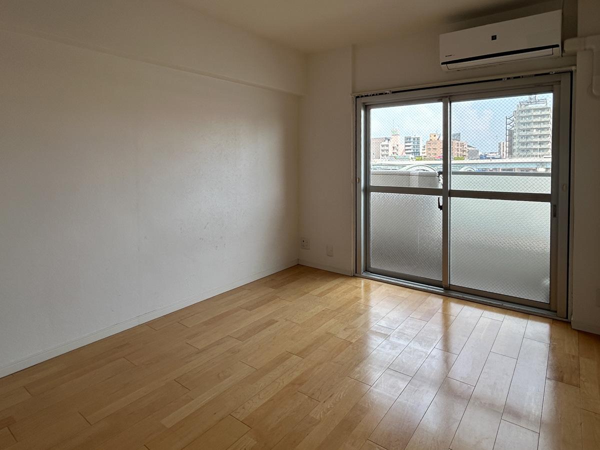 台東区蔵前の賃貸物件/洋室その１。こちらの部屋の窓も墨田川に面しています。