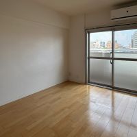 台東区蔵前の賃貸物件/洋室その１。こちらの部屋の窓も墨田川に面しています。
