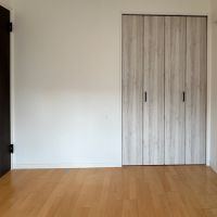 台東区蔵前の賃貸物件/洋室その２。どちらの部屋にもクローゼットがついています。
