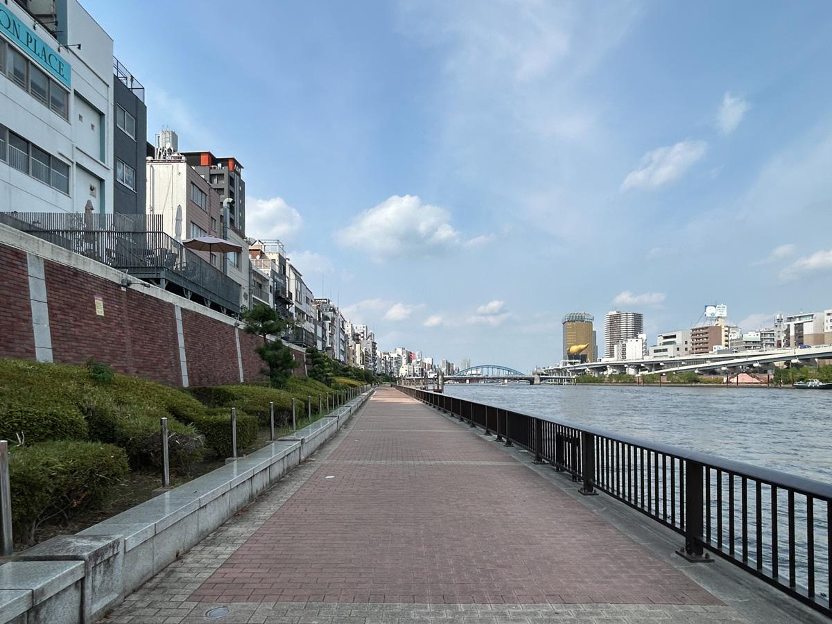 台東区蔵前の賃貸物件/墨田川沿いの道も歩いてすぐそこ。ランニングも散歩も気軽に楽しめそう。