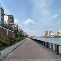 台東区蔵前の賃貸物件/墨田川沿いの道も歩いてすぐそこ。ランニングも散歩も気軽に楽しめそう。