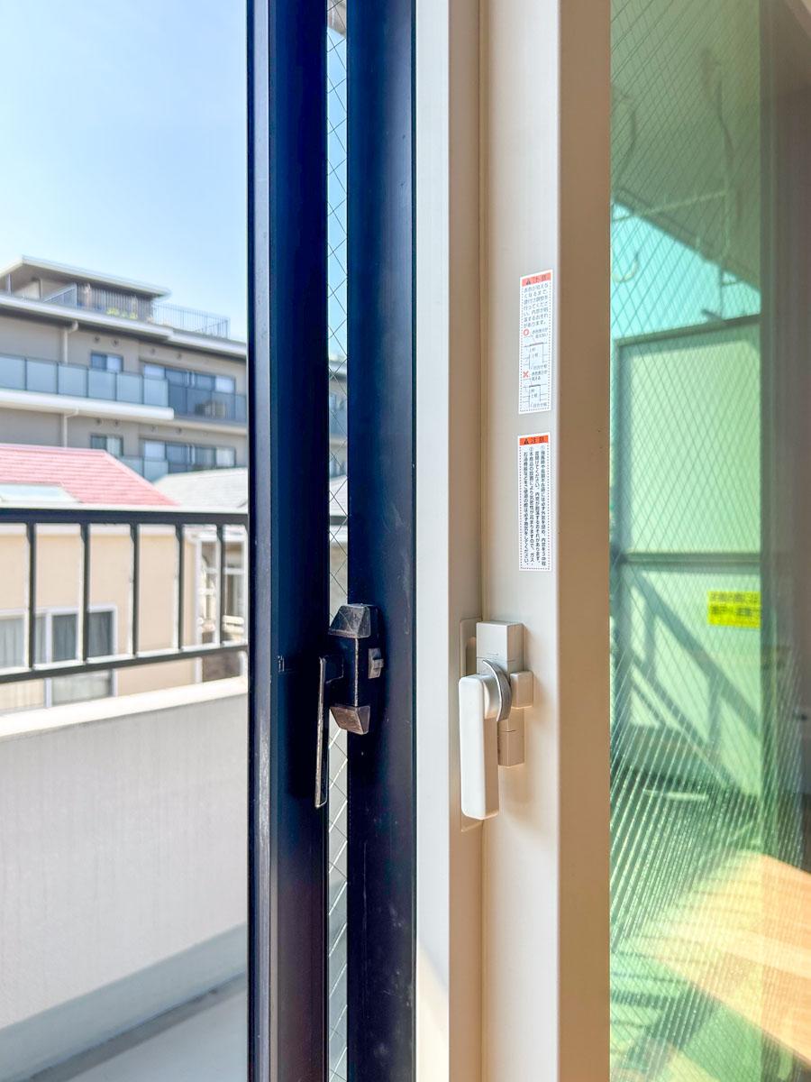 川崎市中原区下小田中の賃貸物件/Low-Eガラスの内窓がついた2重窓タイプ。音と熱をしっかり遮断してくれます
