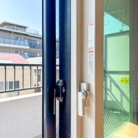 川崎市中原区下小田中の賃貸物件/Low-Eガラスの内窓がついた2重窓タイプ。音と熱をしっかり遮断してくれます