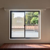 目黒区中央町の売買物件/緑の借景が気持ち良い。アトリエから直接バルコニーへ出ることも可能です