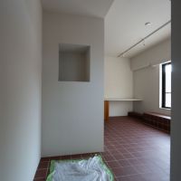 目黒区中央町の売買物件/玄関入ってすぐの視点。靴棚は裏側にあります