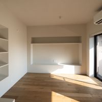 目黒区中央町の売買物件/オープンシェルフやテレビ置き場など、収納も抜かりなし