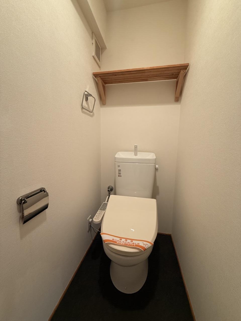 横浜市中区若葉町の賃貸物件/トイレ、上部に棚付き