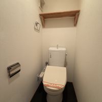横浜市中区若葉町の賃貸物件/トイレ、上部に棚付き