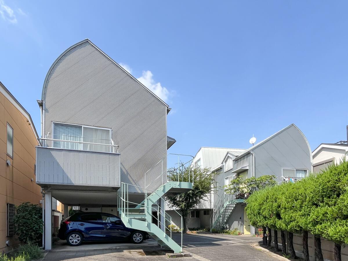 練馬区南田中の賃貸物件/特徴的な外観。ガルバリウムが斜めに張られてたり、縦に張られてたり。