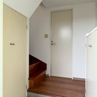 練馬区南田中の賃貸物件/左側には階段下収納、右側には靴棚