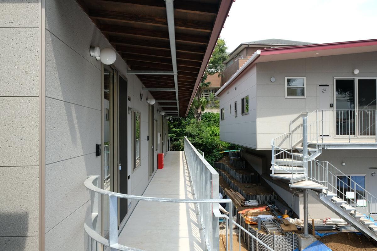 神奈川県横浜市港北区篠原町の賃貸物件/庭棟の共用廊下（写真はN201からのアングル）