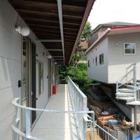神奈川県横浜市港北区篠原町の賃貸物件/庭棟の共用廊下（写真はN201からのアングル）