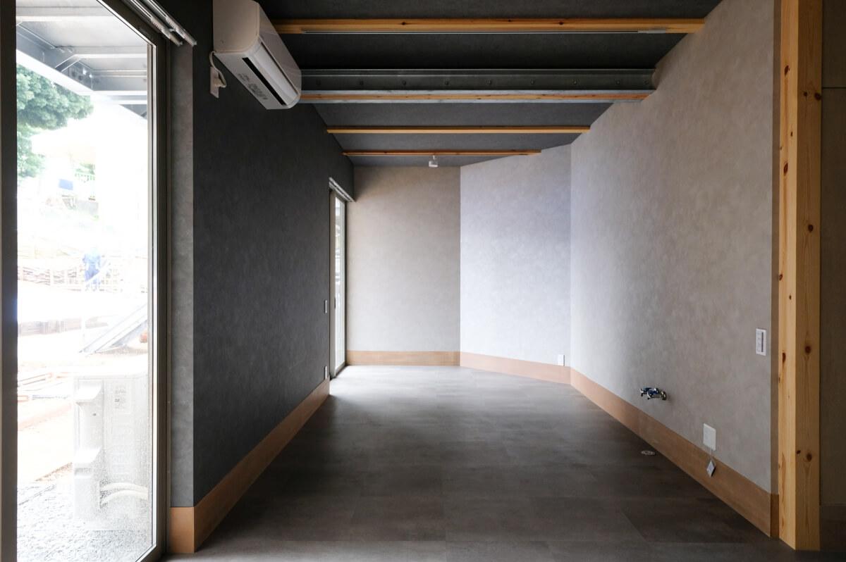 神奈川県横浜市港北区篠原町の賃貸物件/N102：この区画だけ店舗スペースがぐぐっと拡張されている。