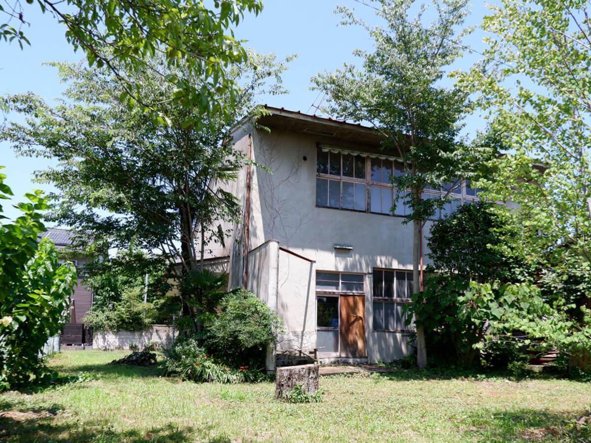 埼玉県大里郡寄居町寄居の賃貸物件/木々に囲まれる外観（エントランス正面ではなくテナント③に続く出入り口）