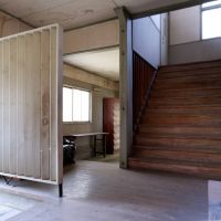 埼玉県大里郡寄居町寄居の賃貸物件/エントランスまわり。階段の幅も広くてなんだかゆったりした共用部です。