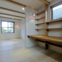 埼玉県志木市柏町の賃貸物件/2階：仕事スペース。棚は上下に動かせます