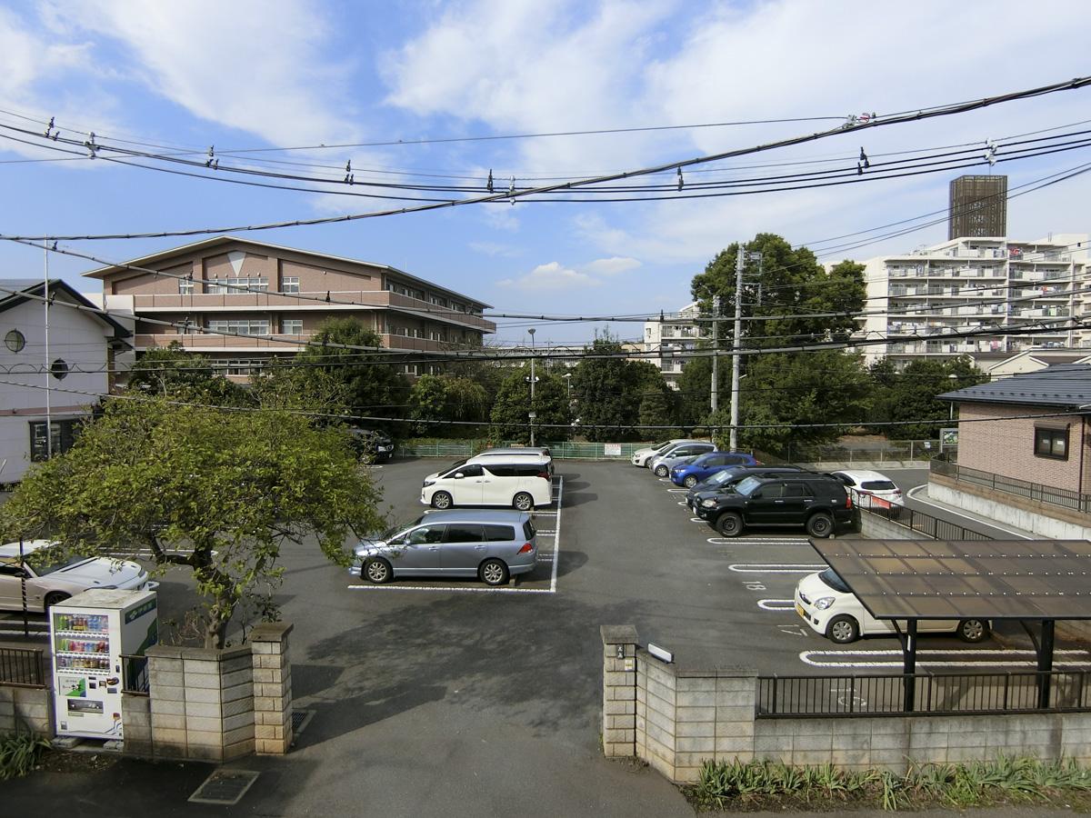 2階:窓の外は駐車場のため抜け感もあります