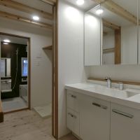 埼玉県志木市柏町の賃貸物件/1階：脱衣所にも無垢フローリング