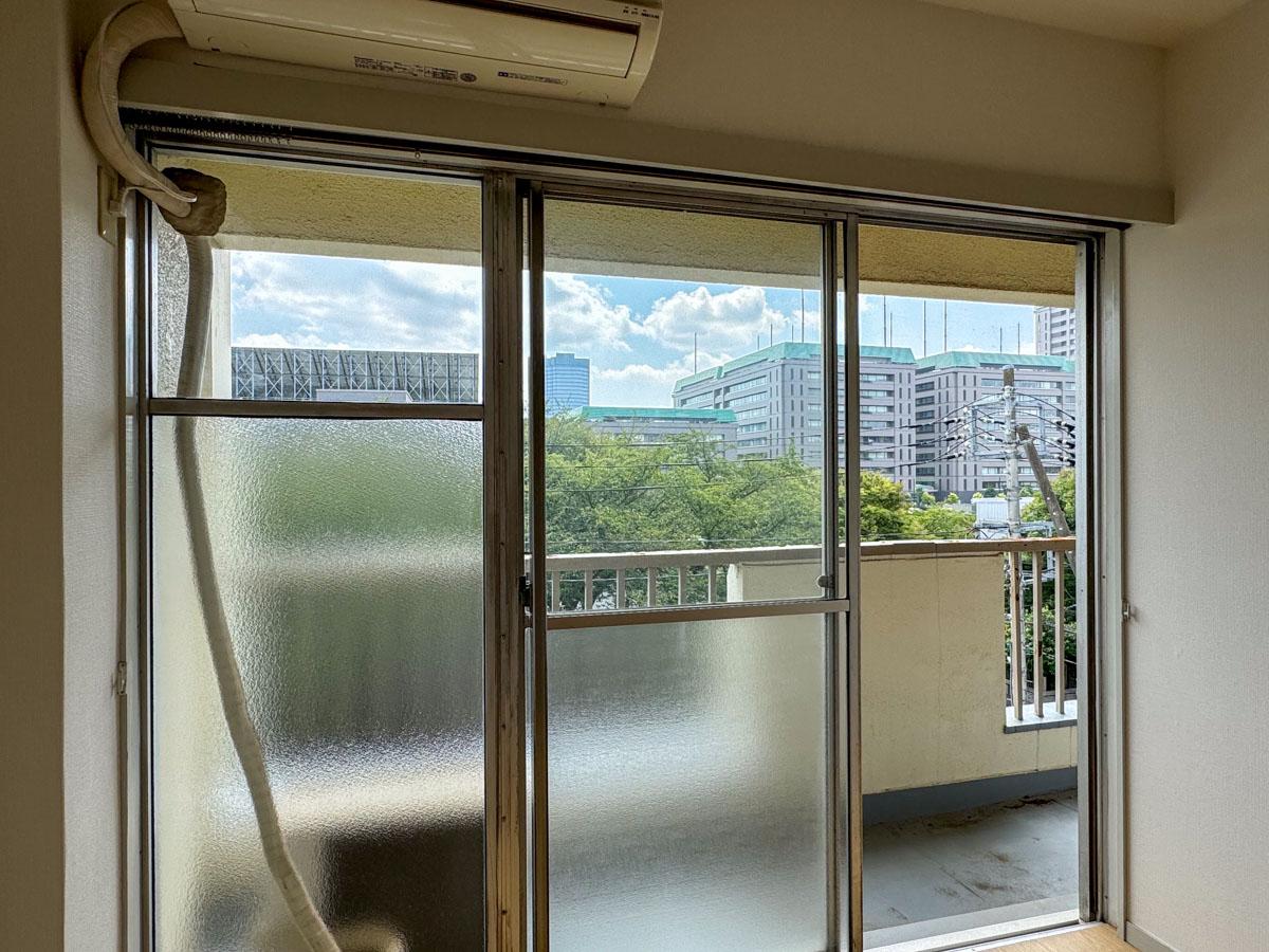 新宿区市谷左内町の賃貸物件/室内からもちらりと緑が見える